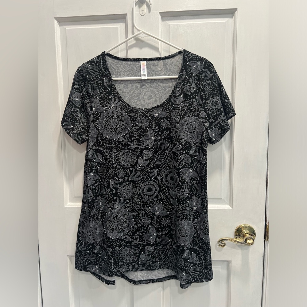 LULAROE Classic T Floral Scoop Neck Black White Top SIZE MEDIUM 10-12 Pre Loved
